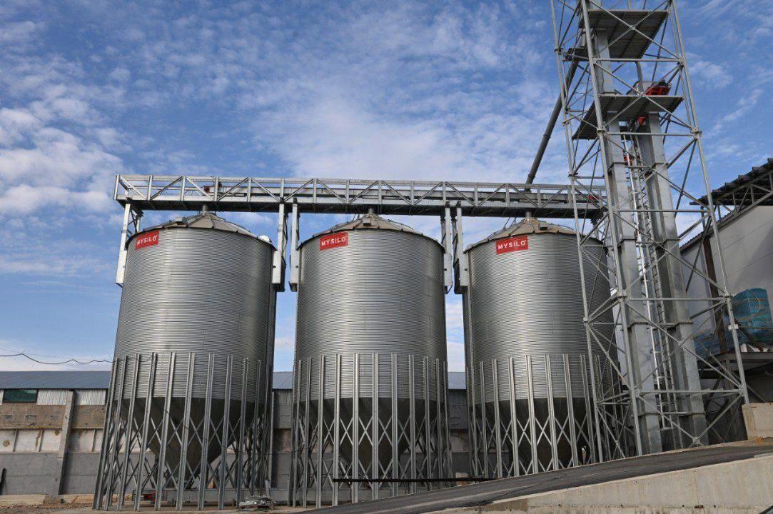 Farmers can additionally store 177,000 tons of grain at the grain elevators of the Grain Corporation.