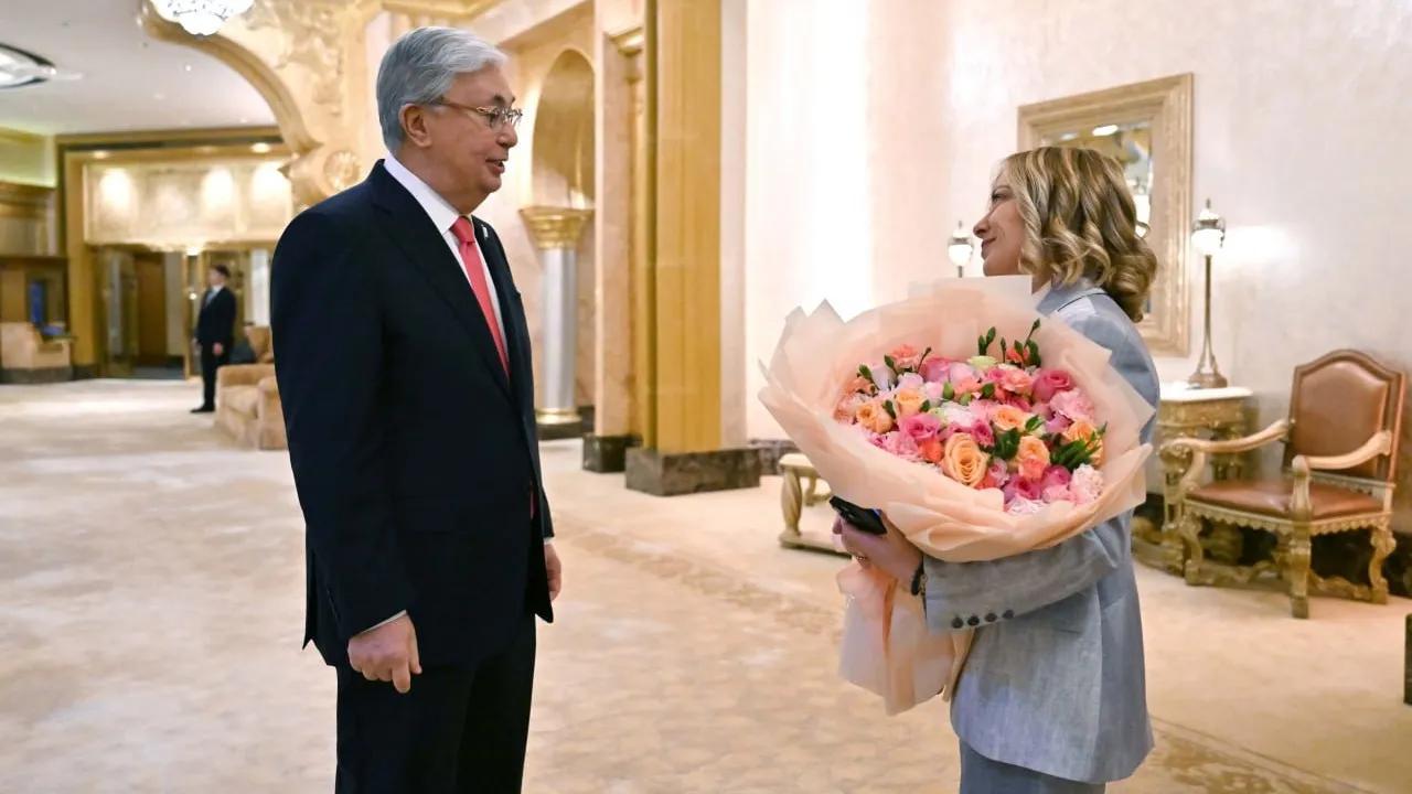 During the summit in Abu Dhabi, Tokayev presented Giorgia Meloni with a beautiful bouquet.