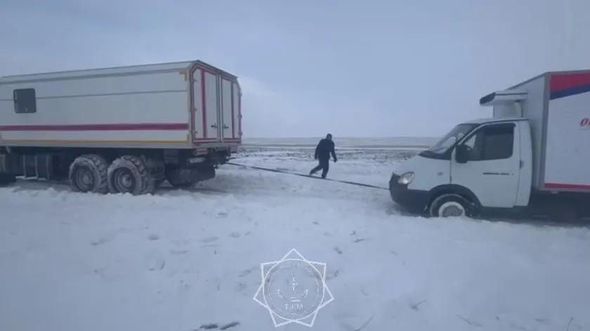 A truck got stuck in a snowdrift on the highway in the Kostanay region.