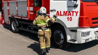 В Алматы ликвидируют пожар в "Алматы арене".