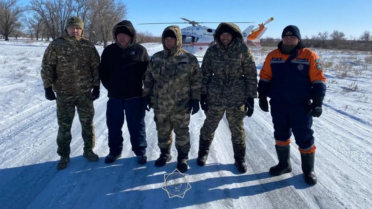 В горах Жетысу разыскали троих пропавших мужчин с помощью вертолета.