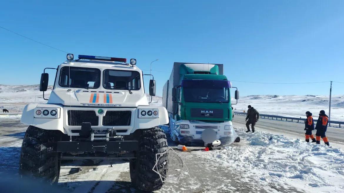 В Жамбылской области водитель фуры пять дней находился на трассе из-за замерзшего топлива.