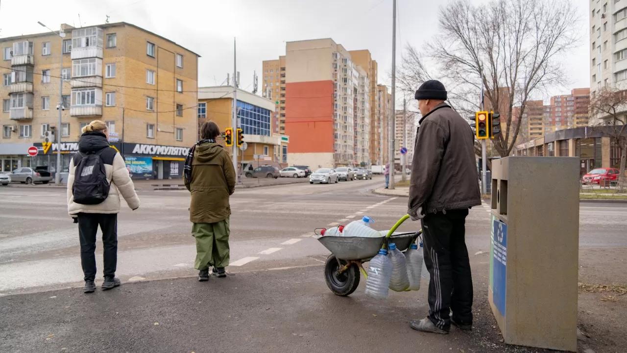 Пенсии не помогают: тысячи пожилых людей в Казахстане начинают работать уборщиками и уличными торговцами.