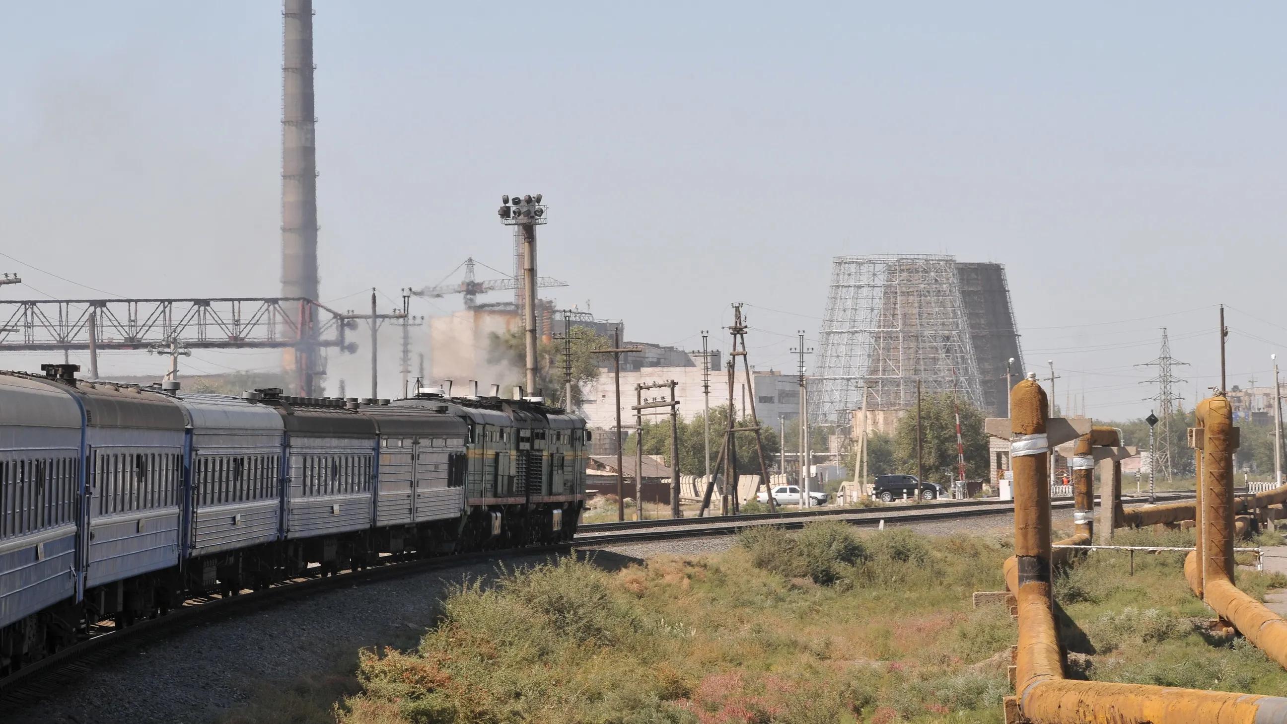 В Уральске мужчина стал жертвой поезда, попав под его колеса.