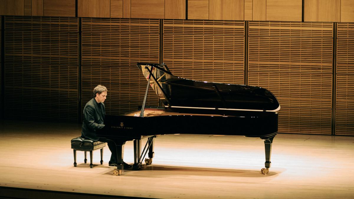 A concert by the world-renowned Canadian composer and pianist will take place in Astana.