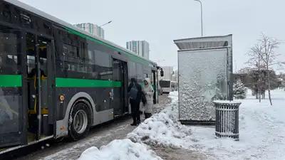 Астанада маршруттық автобус бағанға соқтығысып, жүргізуші мен жолаушылар жарақат алды.