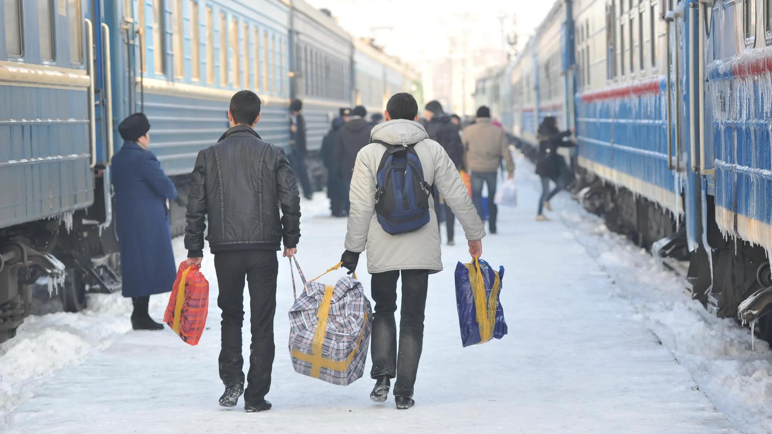 Атырау облысындағы теміржол өткеліндегі апат салдарынан алты пойыздың жүруі кешіктірілді.